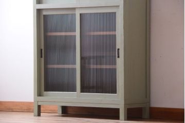 アンティーク家具　アンティークペイント　モールガラス入り!脚付き縦型収納棚(食器棚)