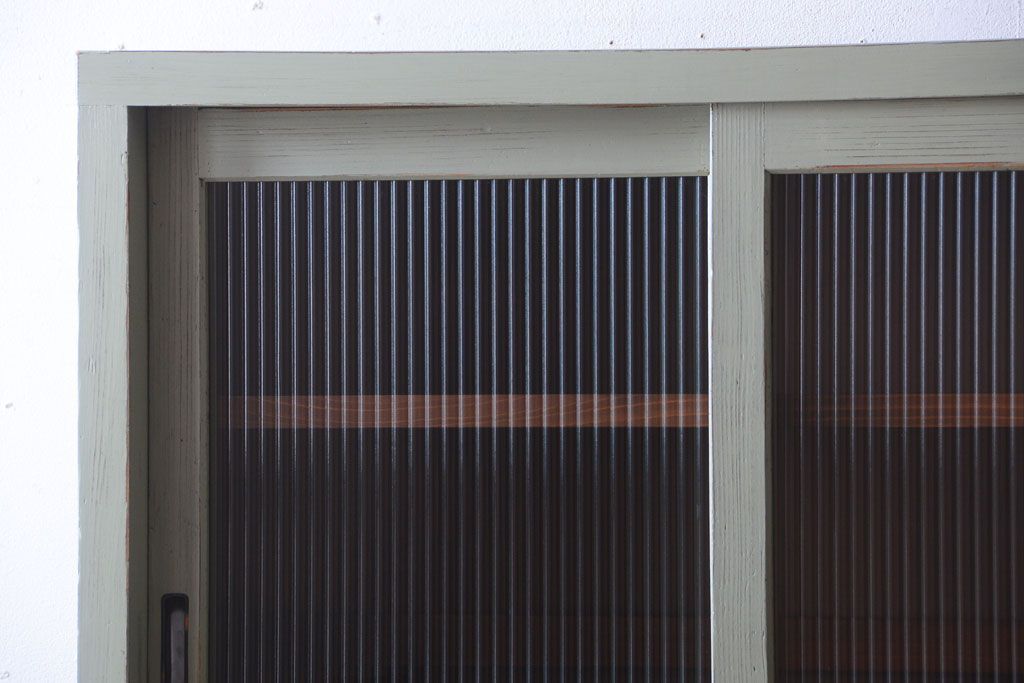 アンティーク家具　アンティークペイント　モールガラス入り!脚付き縦型収納棚(食器棚)