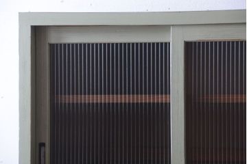 アンティーク家具　アンティークペイント　モールガラス入り!脚付き縦型収納棚(食器棚)