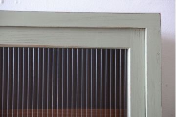 アンティーク家具　アンティークペイント　モールガラス入り!脚付き縦型収納棚(食器棚)