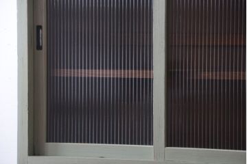 アンティーク家具　アンティークペイント　モールガラス入り!脚付き縦型収納棚(食器棚)