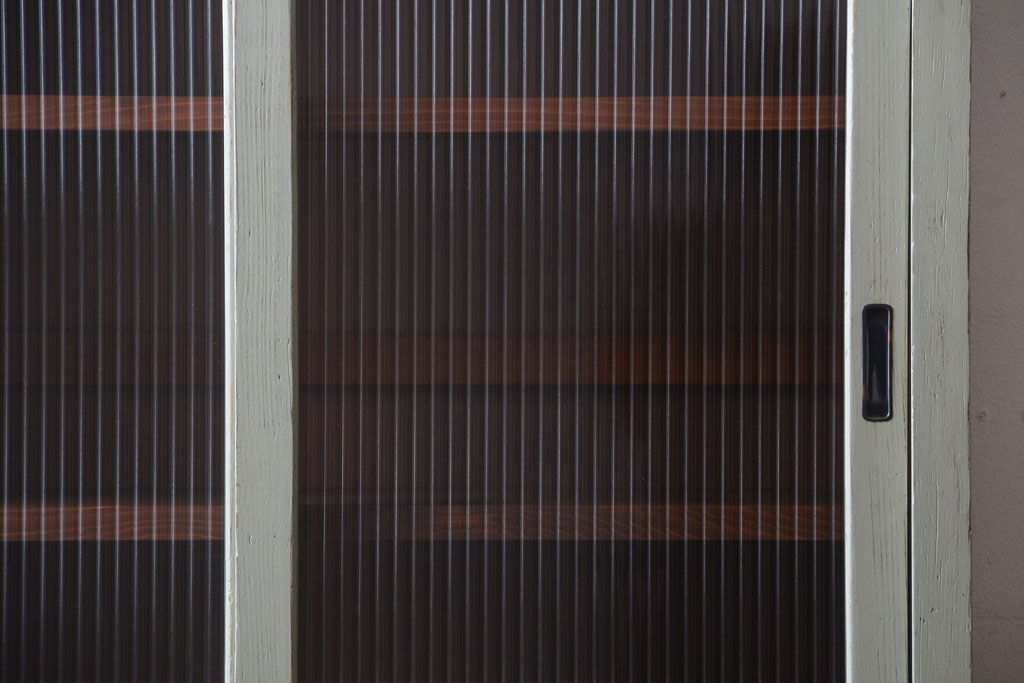 アンティーク家具　アンティークペイント　モールガラス入り!脚付き縦型収納棚(食器棚)