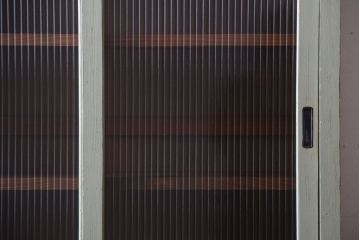 アンティーク家具　アンティークペイント　モールガラス入り!脚付き縦型収納棚(食器棚)