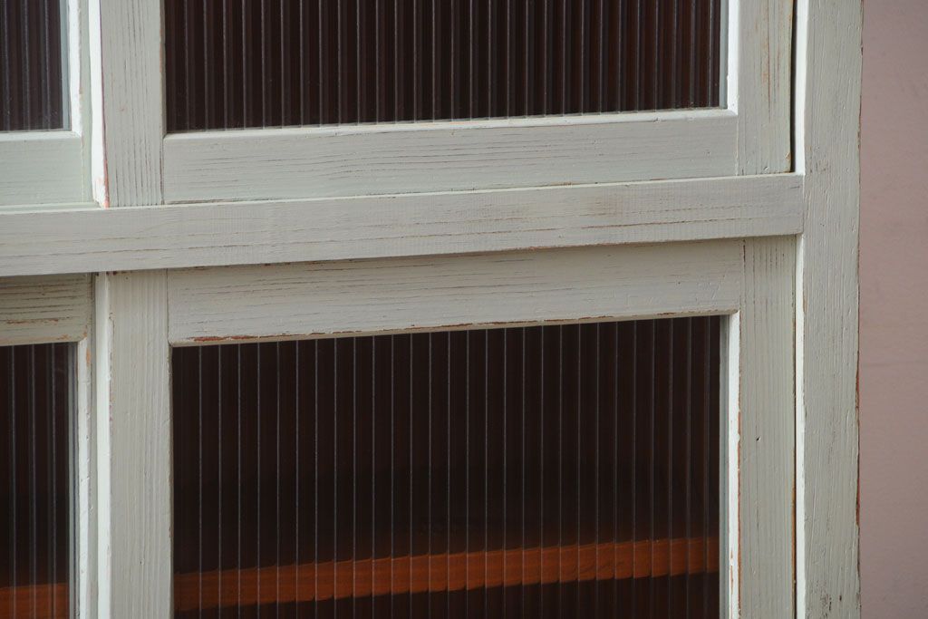 アンティーク家具　アンティークペイント　モールガラス入り!脚付き縦型収納棚(食器棚)