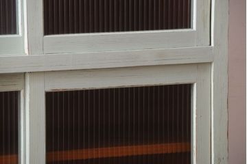 アンティーク家具　アンティークペイント　モールガラス入り!脚付き縦型収納棚(食器棚)