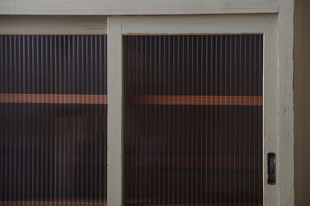 アンティーク家具　アンティークペイント　モールガラス入り!脚付き縦型収納棚(食器棚)