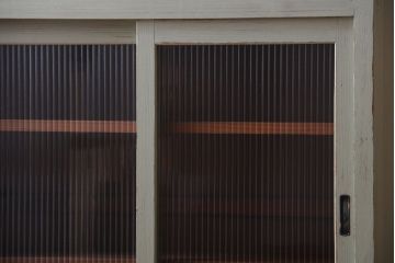 アンティーク家具　アンティークペイント　モールガラス入り!脚付き縦型収納棚(食器棚)