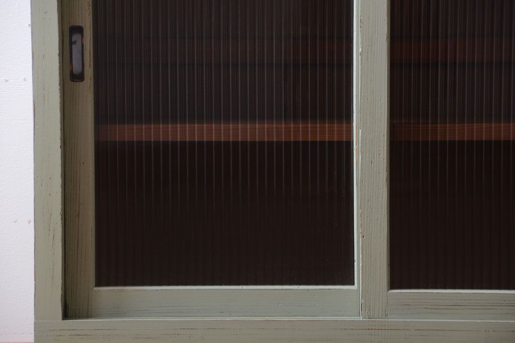 アンティーク家具　アンティークペイント　モールガラス入り!脚付き縦型収納棚(食器棚)