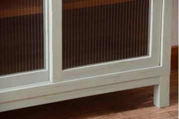 アンティーク家具　アンティークペイント　モールガラス入り!脚付き縦型収納棚(食器棚)