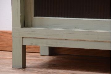 アンティーク家具　アンティークペイント　モールガラス入り!脚付き縦型収納棚(食器棚)