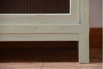 アンティーク家具　アンティークペイント　モールガラス入り!脚付き縦型収納棚(食器棚)