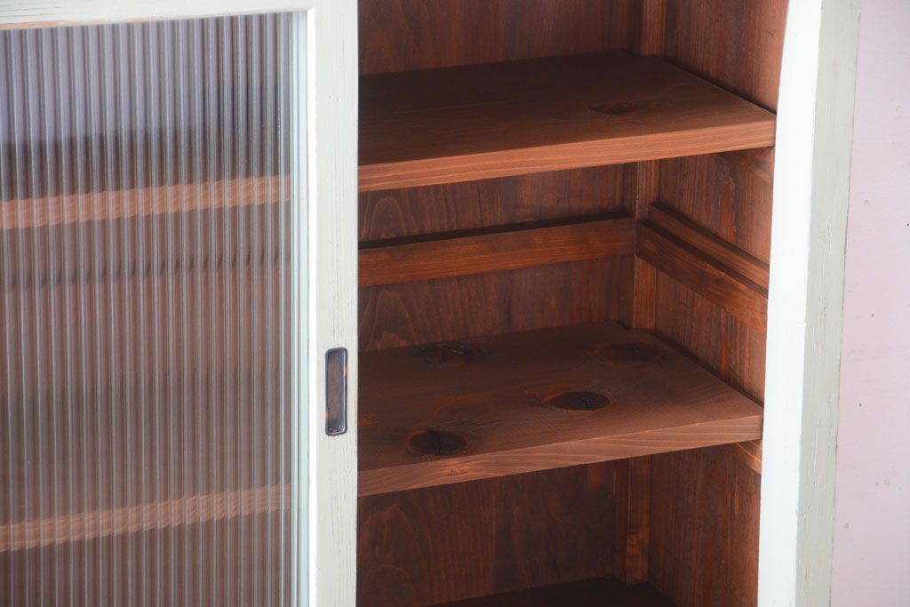 アンティーク家具　アンティークペイント　モールガラス入り!脚付き縦型収納棚(食器棚)