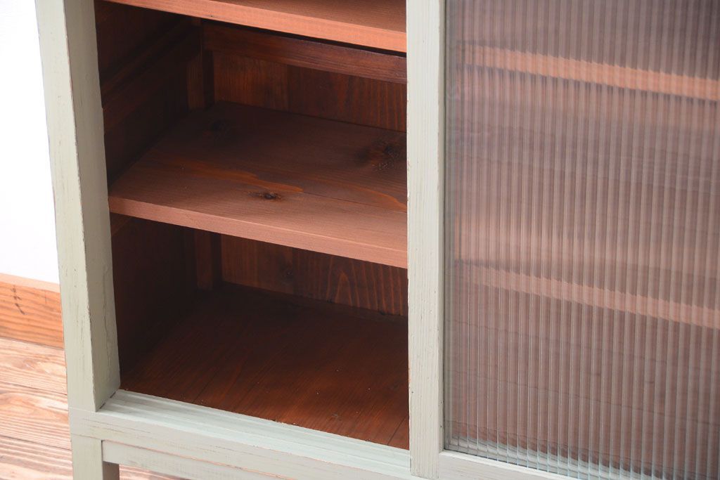 アンティーク家具　アンティークペイント　モールガラス入り!脚付き縦型収納棚(食器棚)