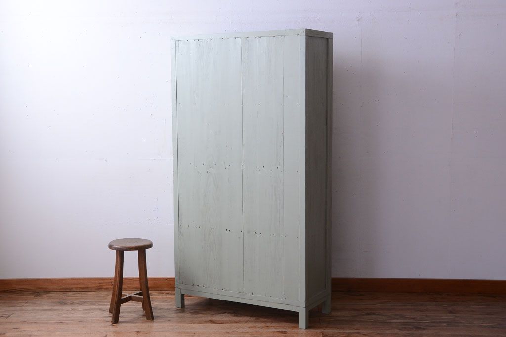 アンティーク家具　アンティークペイント　モールガラス入り!脚付き縦型収納棚(食器棚)