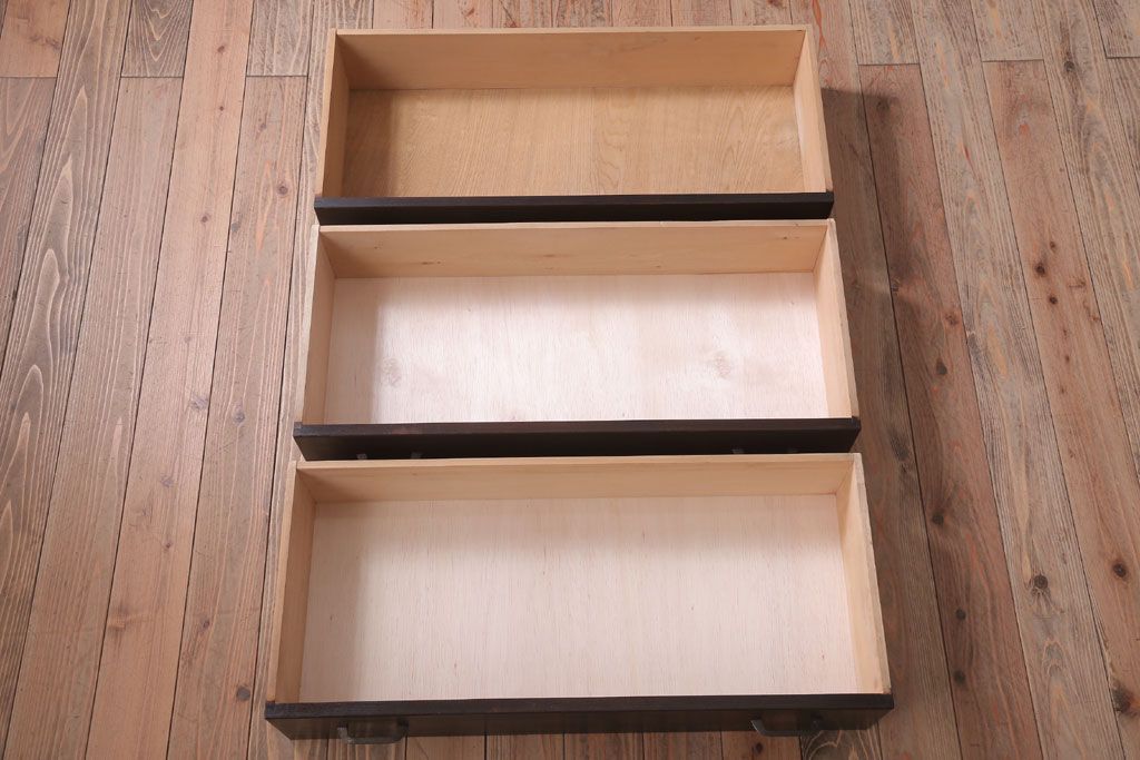 アンティーク家具　アンティーク　シンプルでシックなチェスト(2)