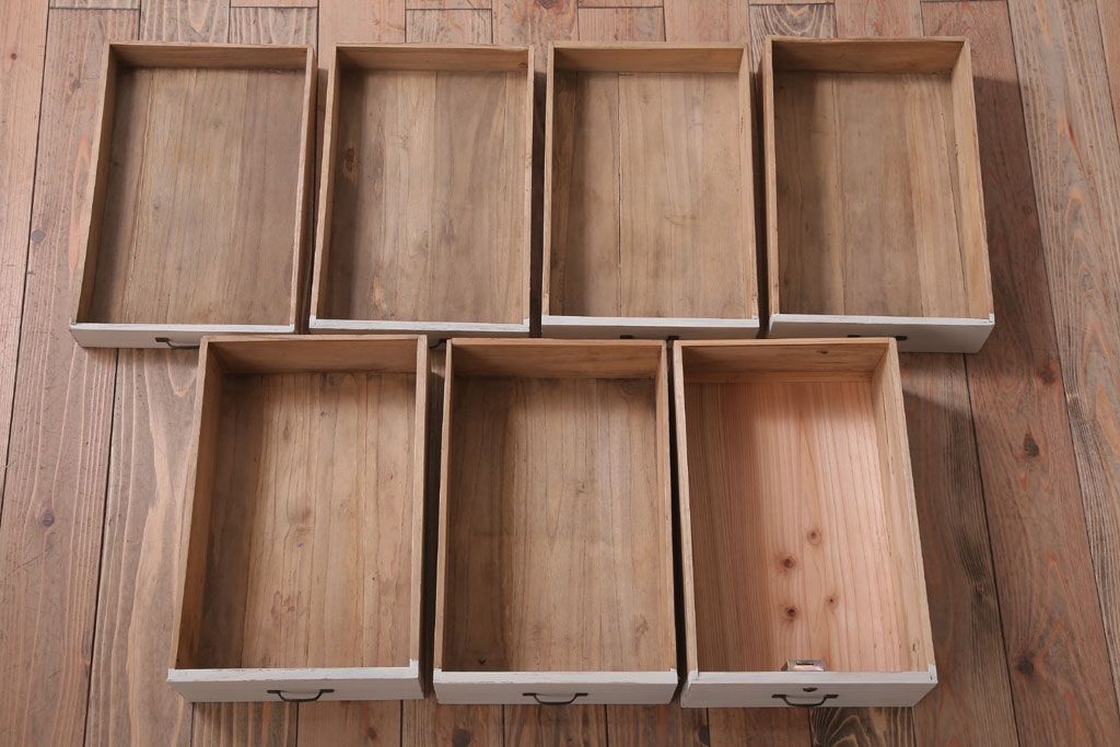 アンティーク家具　アンティークペイント　シンプルな7杯小引き出し