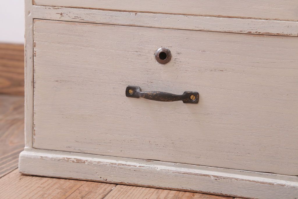 アンティーク家具　アンティークペイント　シンプルな7杯小引き出し