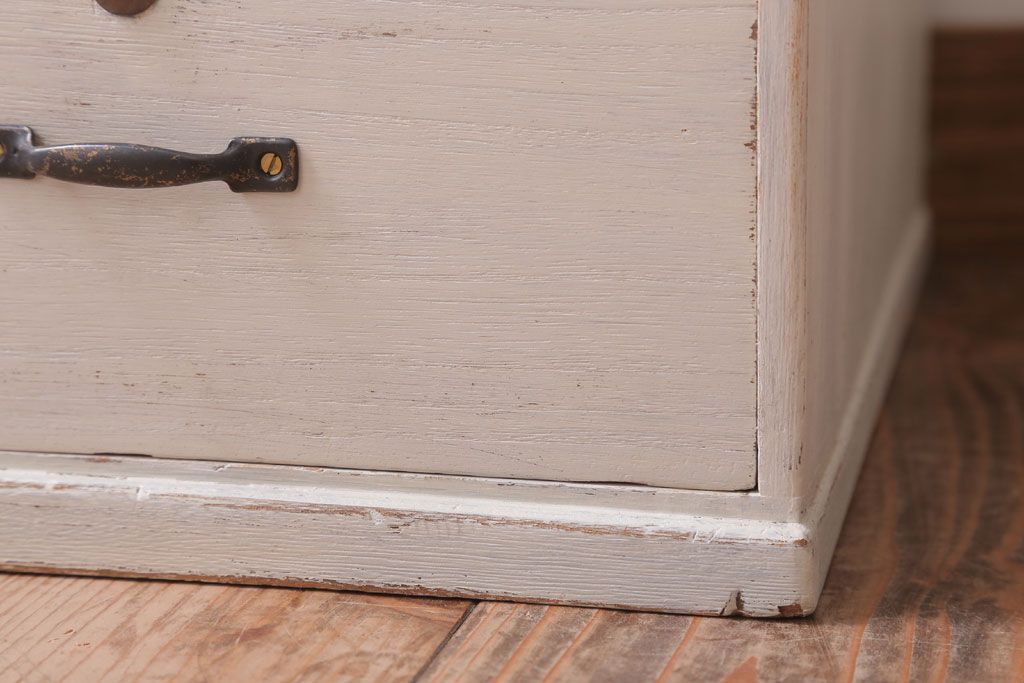 アンティーク家具　アンティークペイント　シンプルな7杯小引き出し