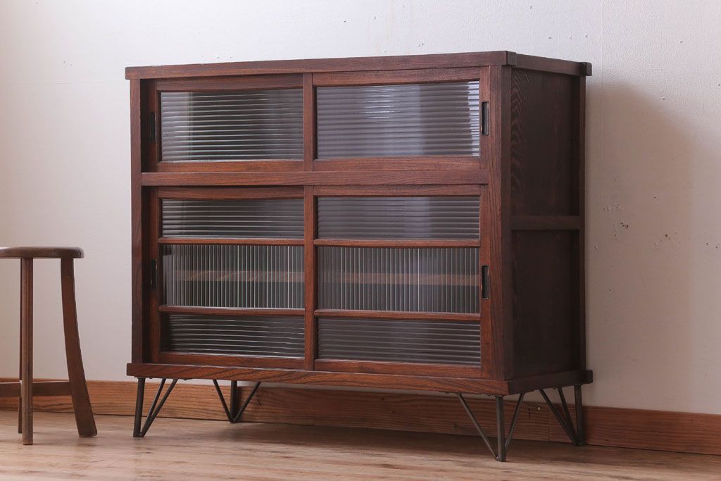 アンティーク家具　和製アンティーク　モールガラス入り!前面欅材の鉄脚サイドボード(収納棚)