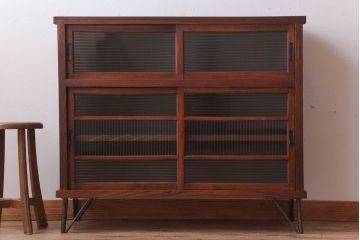 アンティーク家具　和製アンティーク　モールガラス入り!前面欅材の鉄脚サイドボード(収納棚)