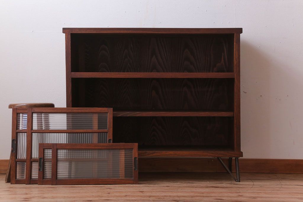 アンティーク家具　和製アンティーク　モールガラス入り!前面欅材の鉄脚サイドボード(収納棚)