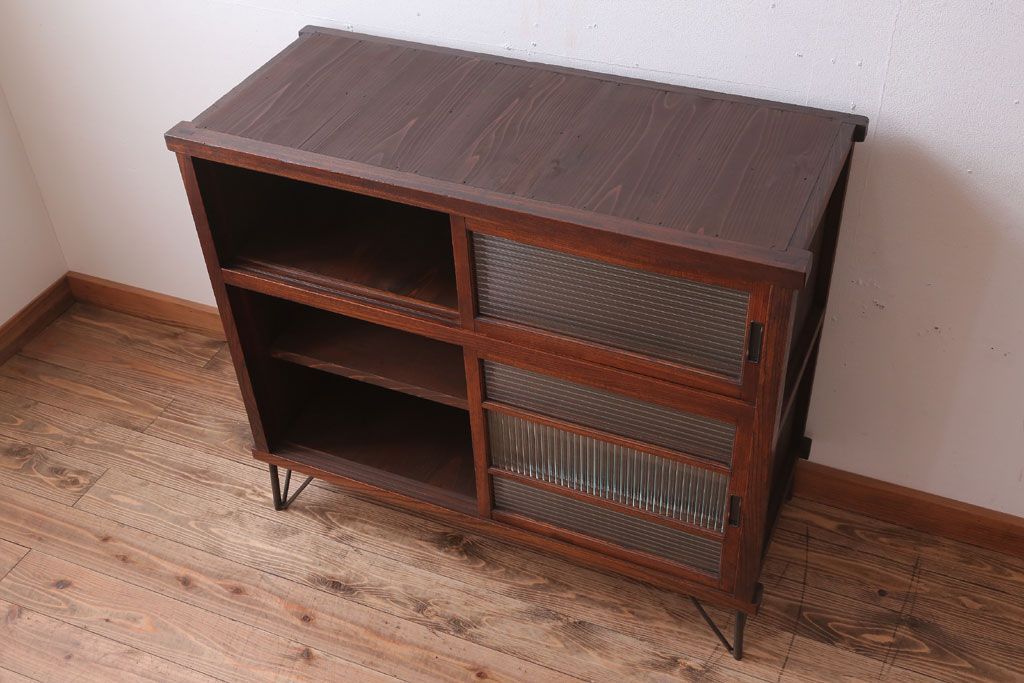 アンティーク家具　和製アンティーク　モールガラス入り!前面欅材の鉄脚サイドボード(収納棚)