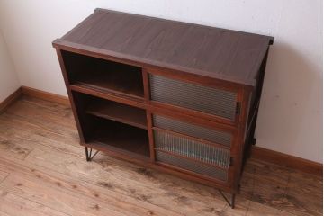 アンティーク家具　和製アンティーク　モールガラス入り!前面欅材の鉄脚サイドボード(収納棚)