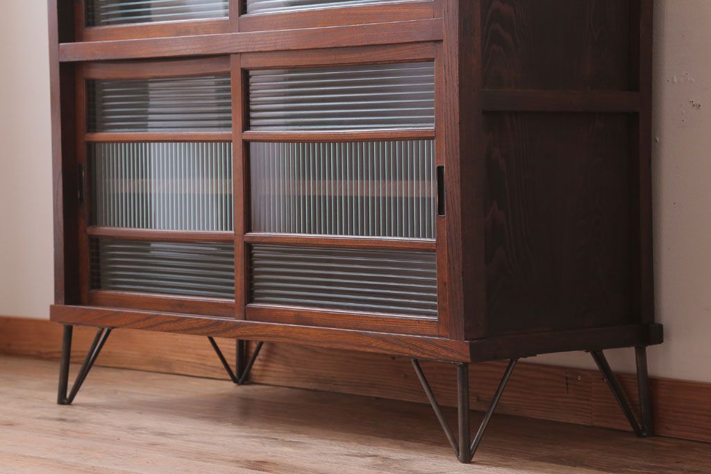 アンティーク家具　和製アンティーク　モールガラス入り!前面欅材の鉄脚サイドボード(収納棚)