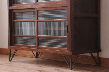 アンティーク家具　和製アンティーク　モールガラス入り!前面欅材の鉄脚サイドボード(収納棚)