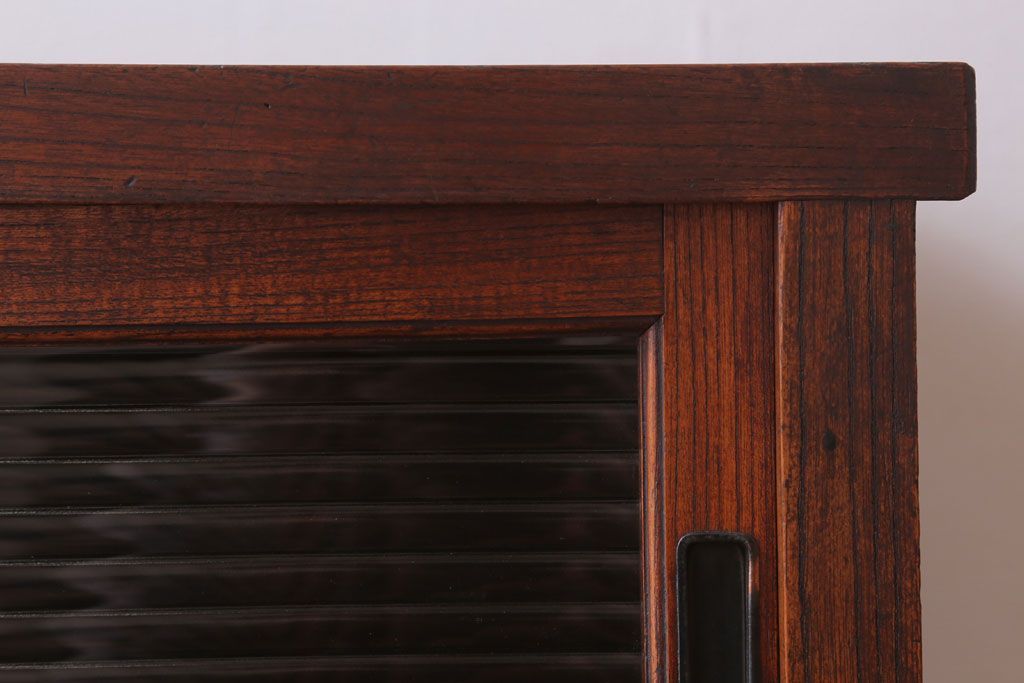 アンティーク家具　和製アンティーク　モールガラス入り!前面欅材の鉄脚サイドボード(収納棚)