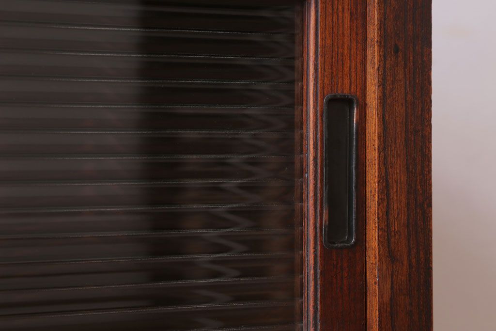 アンティーク家具　和製アンティーク　モールガラス入り!前面欅材の鉄脚サイドボード(収納棚)