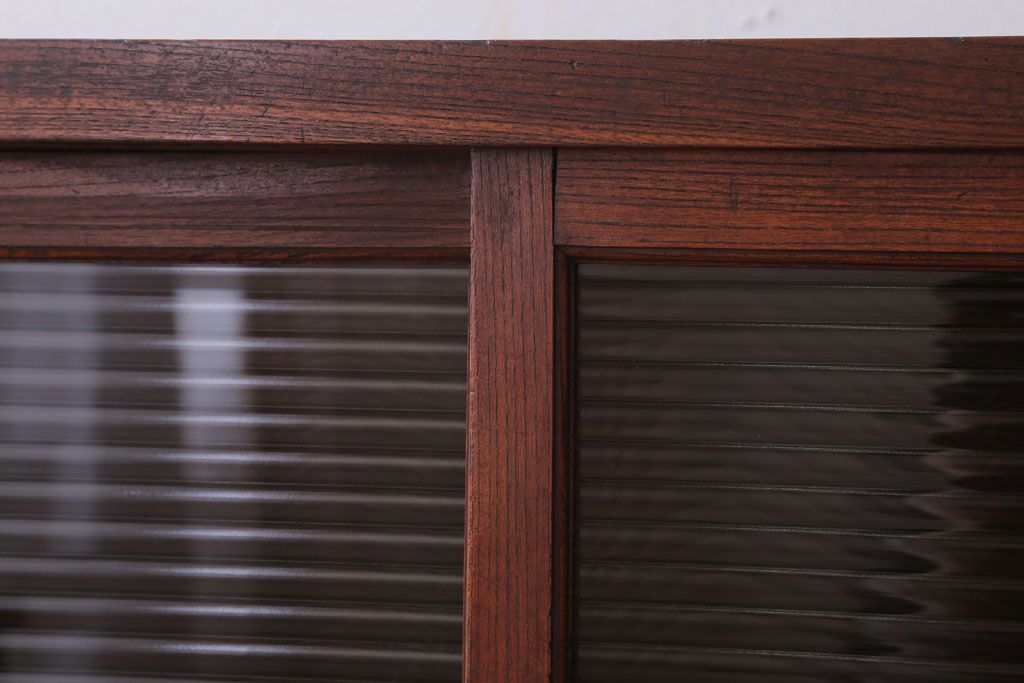 アンティーク家具　和製アンティーク　モールガラス入り!前面欅材の鉄脚サイドボード(収納棚)