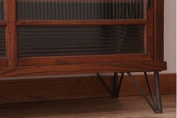 アンティーク家具　和製アンティーク　モールガラス入り!前面欅材の鉄脚サイドボード(収納棚)