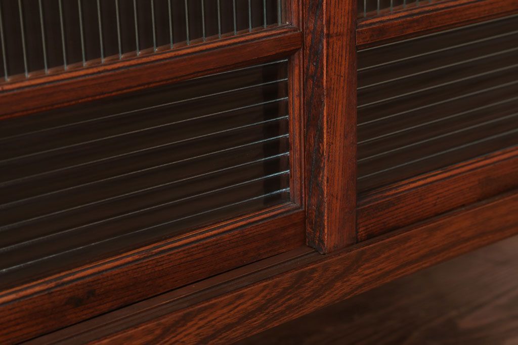 アンティーク家具　和製アンティーク　モールガラス入り!前面欅材の鉄脚サイドボード(収納棚)