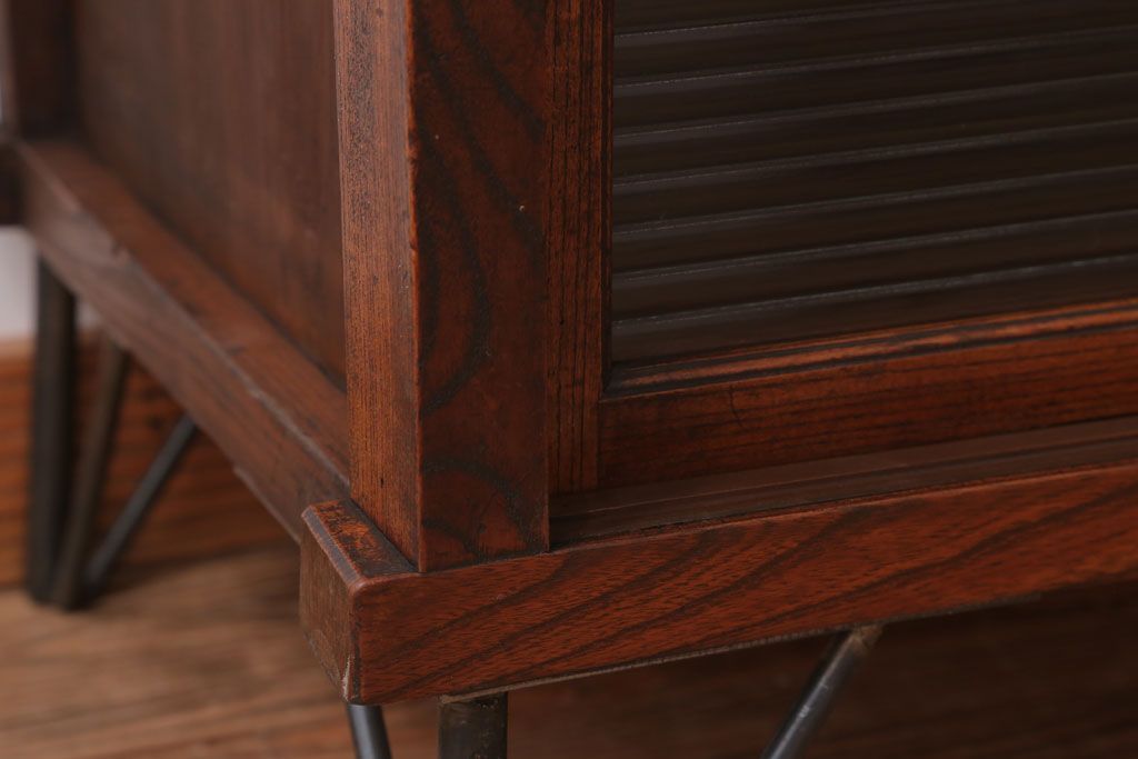 アンティーク家具　和製アンティーク　モールガラス入り!前面欅材の鉄脚サイドボード(収納棚)