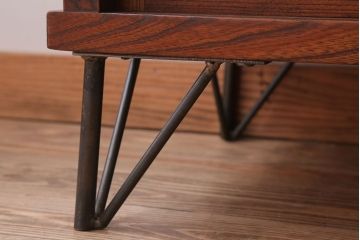 アンティーク家具　和製アンティーク　モールガラス入り!前面欅材の鉄脚サイドボード(収納棚)