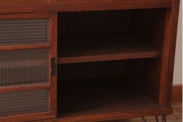 アンティーク家具　和製アンティーク　モールガラス入り!前面欅材の鉄脚サイドボード(収納棚)