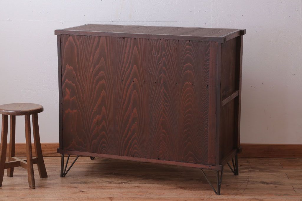 アンティーク家具　和製アンティーク　モールガラス入り!前面欅材の鉄脚サイドボード(収納棚)