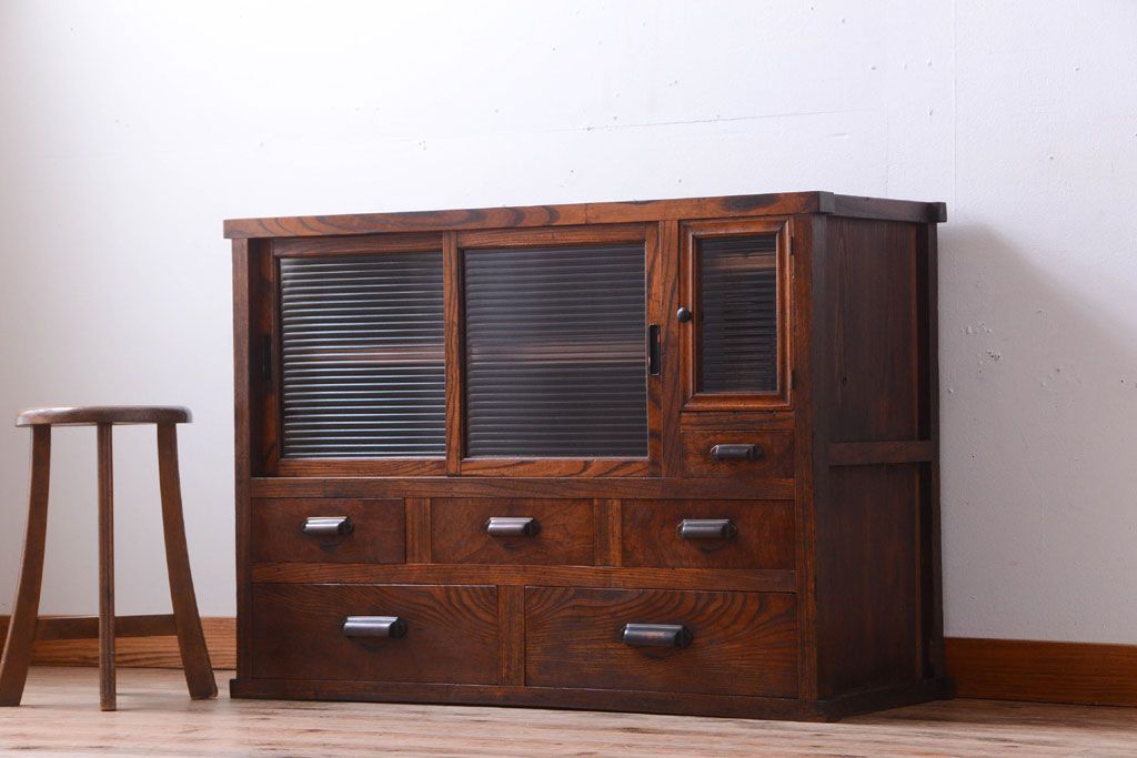 アンティーク家具　古民具・骨董　モールガラス入り!前面欅材の和製アンティーク収納棚(2)