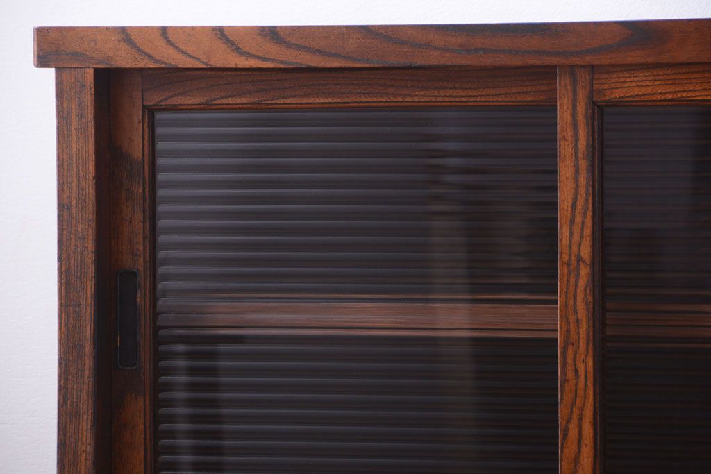 アンティーク家具　古民具・骨董　モールガラス入り!前面欅材の和製アンティーク収納棚(2)