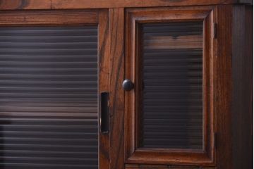 アンティーク家具　古民具・骨董　モールガラス入り!前面欅材の和製アンティーク収納棚(2)