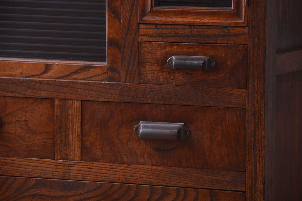 アンティーク家具　古民具・骨董　モールガラス入り!前面欅材の和製アンティーク収納棚(2)