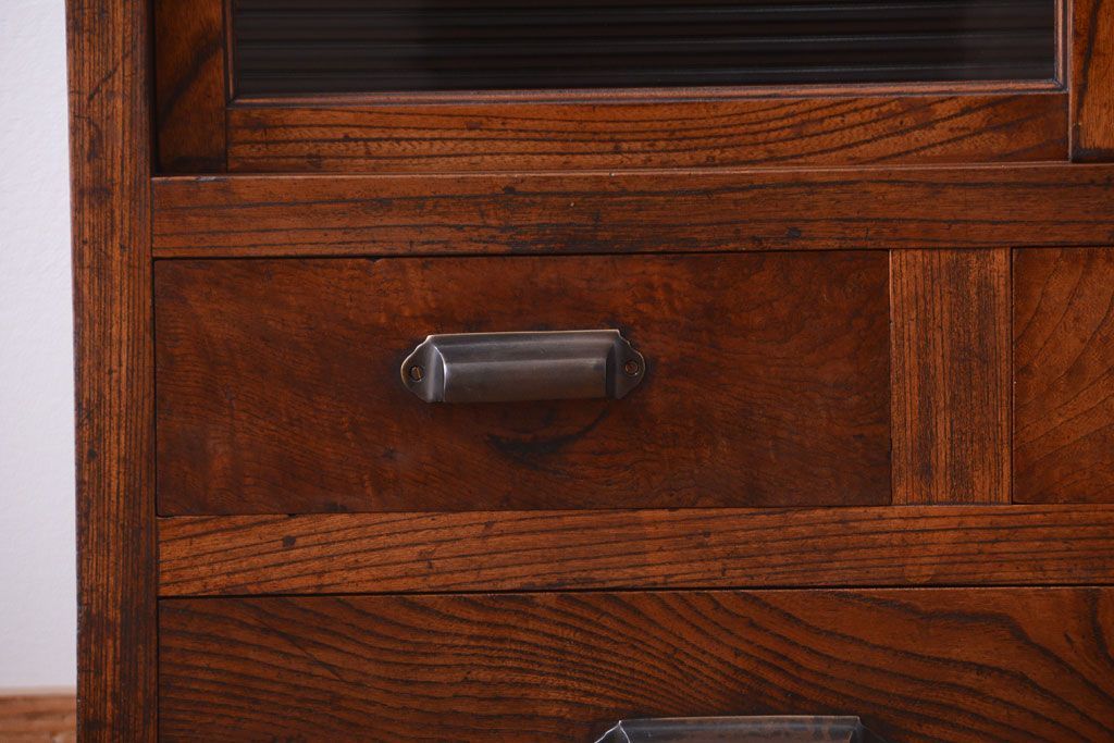 アンティーク家具　古民具・骨董　モールガラス入り!前面欅材の和製アンティーク収納棚(2)