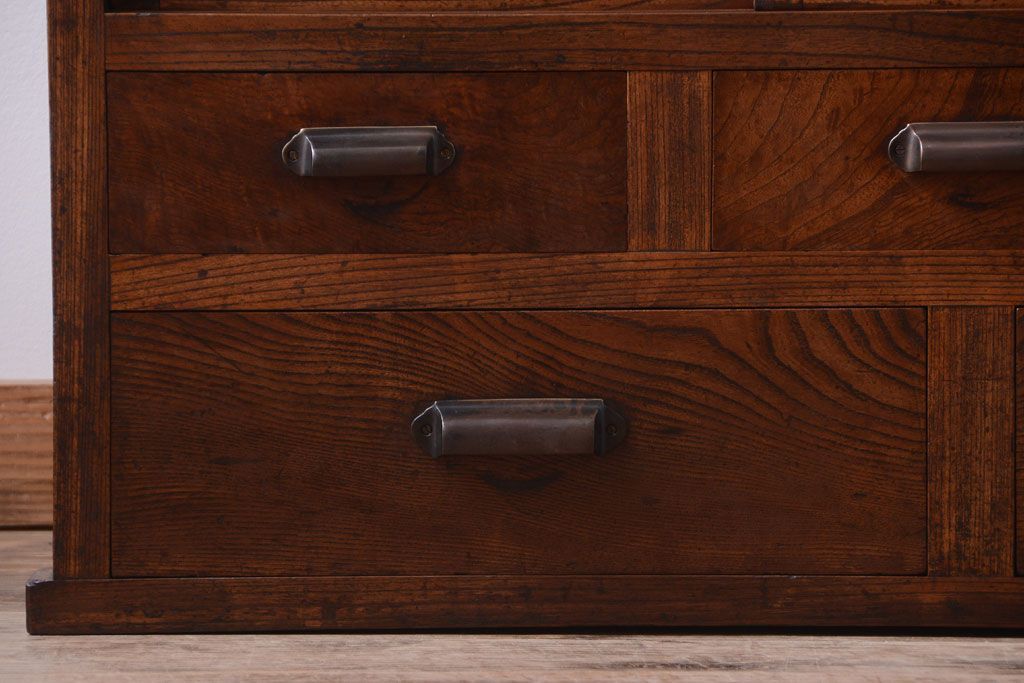 アンティーク家具　古民具・骨董　モールガラス入り!前面欅材の和製アンティーク収納棚(2)