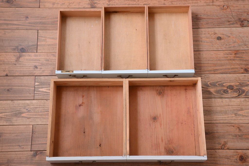 アンティーク家具　アンティーク　ダイヤガラス入り!バイカラーペイントの小ぶりな収納棚(キャビネット)