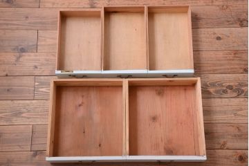 アンティーク家具　アンティーク　ダイヤガラス入り!バイカラーペイントの小ぶりな収納棚(キャビネット)