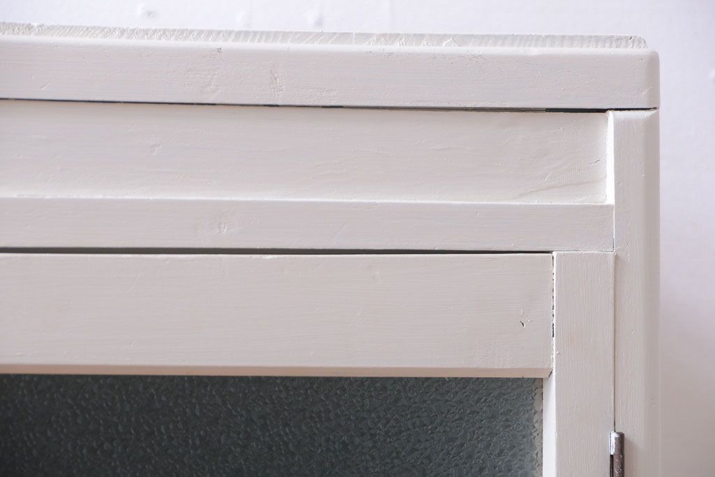 アンティーク家具　アンティーク　ダイヤガラス入り!バイカラーペイントの小ぶりな収納棚(キャビネット)