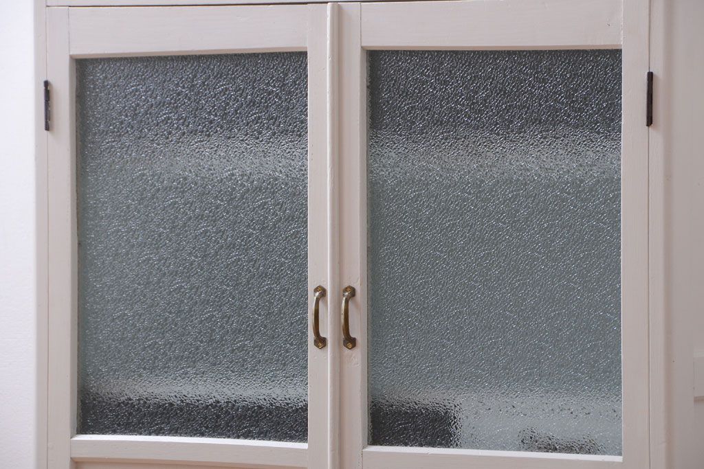 アンティーク家具　アンティーク　ダイヤガラス入り!バイカラーペイントの小ぶりな収納棚(キャビネット)