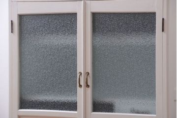 アンティーク家具　アンティーク　ダイヤガラス入り!バイカラーペイントの小ぶりな収納棚(キャビネット)