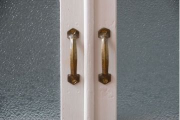 アンティーク家具　アンティーク　ダイヤガラス入り!バイカラーペイントの小ぶりな収納棚(キャビネット)